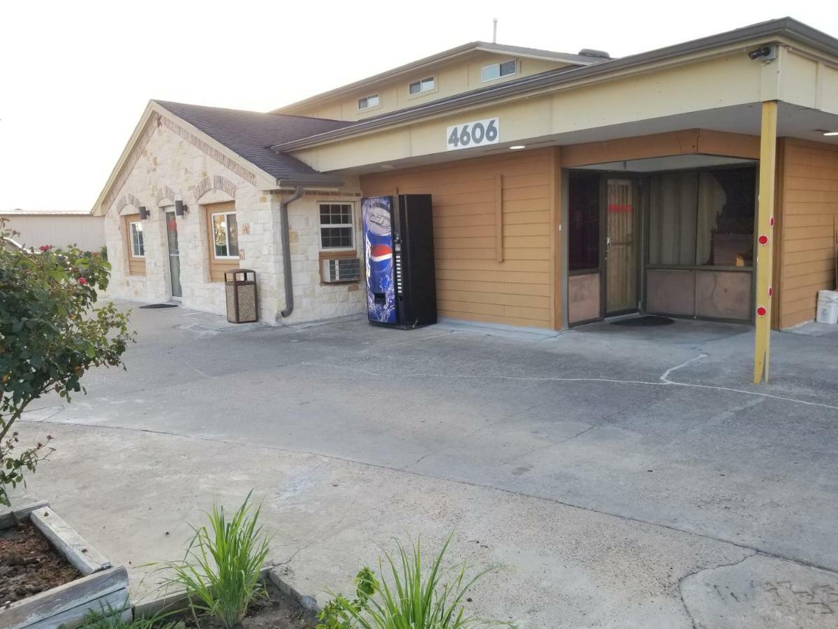 Lone Star Inn By Fairbridge Rosenberg Extérieur photo