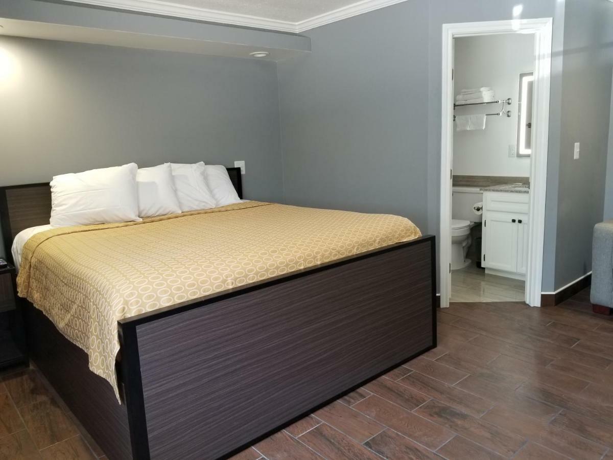 Lone Star Inn By Fairbridge Rosenberg Extérieur photo